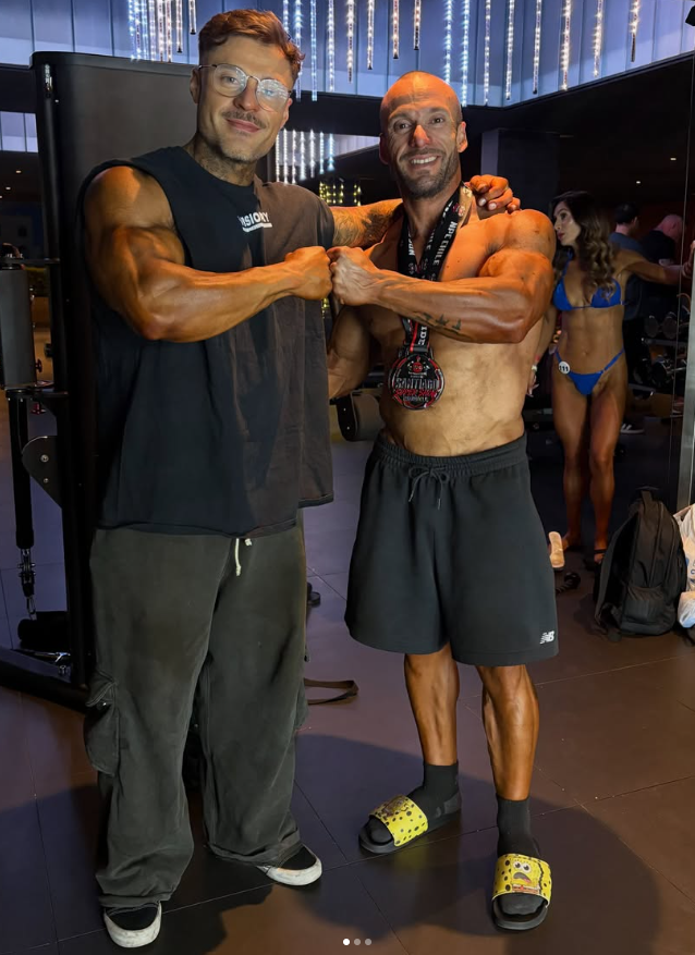 Pablo de Escobar Coach junto a un alumno con medalla después de competir