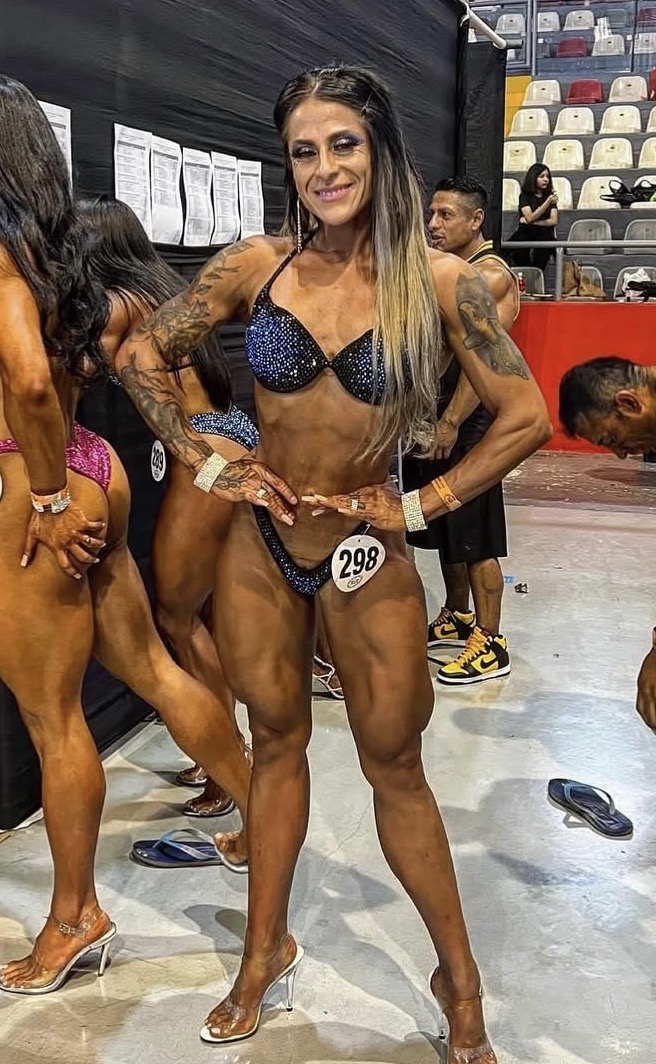 Atleta campeona con trofeo