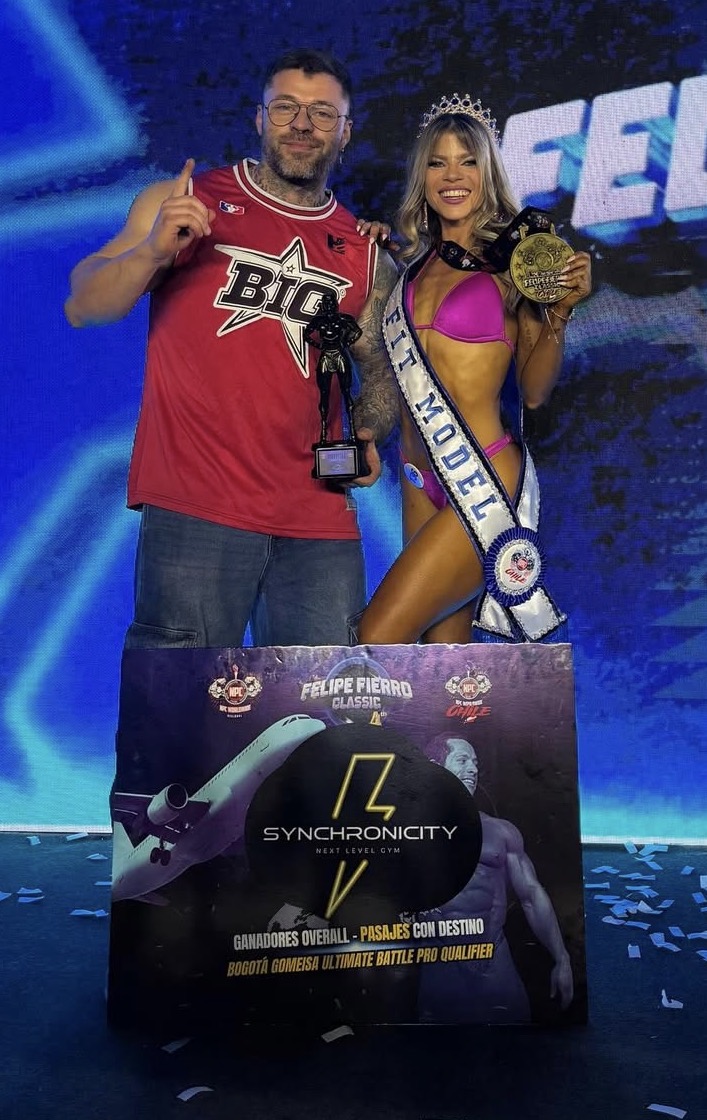 Coach junto a atleta premiada en competencia